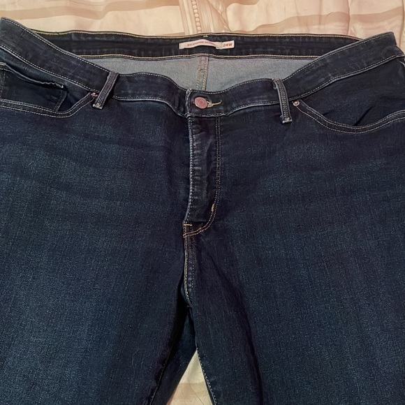 Ladies Levi’s- dark wash with decorative knee patch - Picture 4 of 7